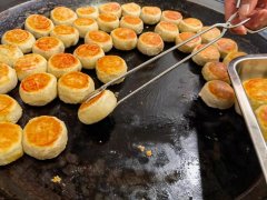 對(duì)月餅進(jìn)行安全抽檢，讓消費(fèi)者放心食用